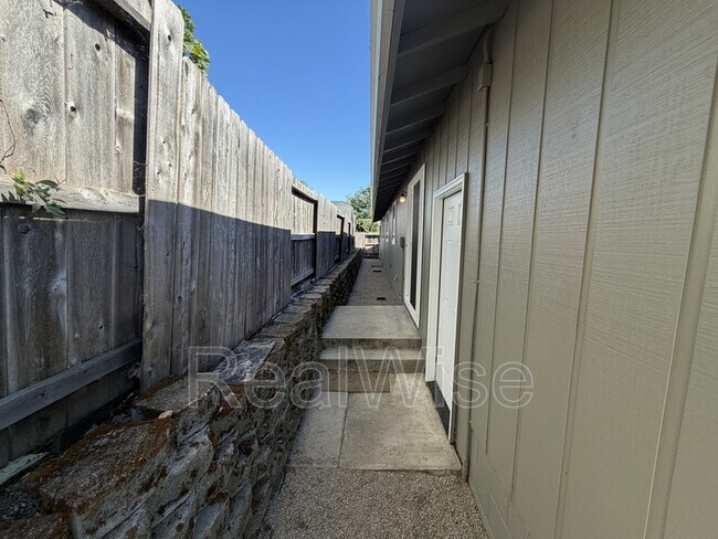 Building Photo - 1480 SW Kellenbeck Ave