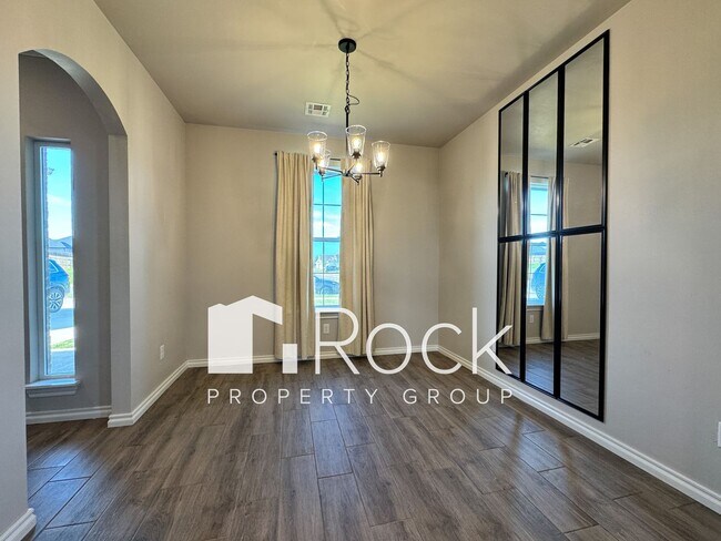 Building Photo - Spacious 3-Bedroom Home with Designer Kitc...