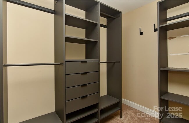 Building Photo - 549 Daventry Ct