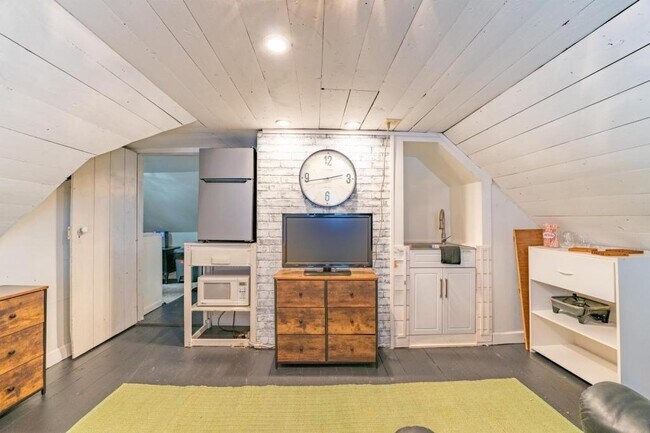 Building Photo - 714 E Jefferson St