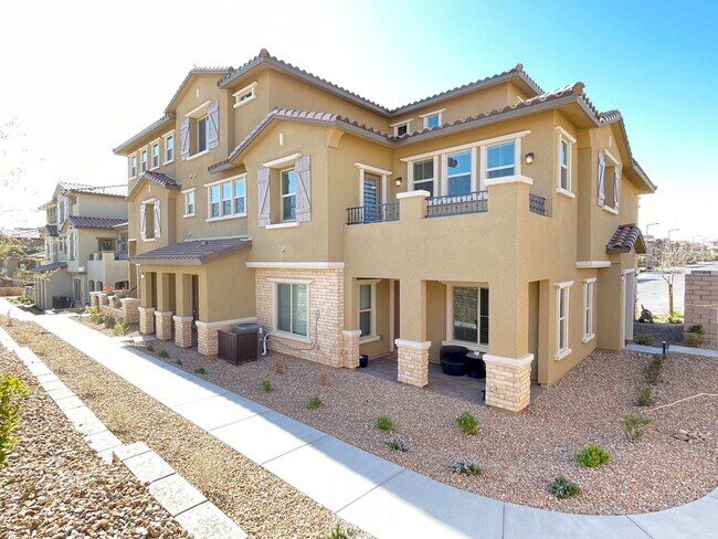 Building Photo - Stunning Summerlin Townhome with Private Downstairs Suite – Gated Community