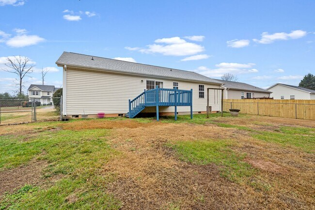 Building Photo - Amazing Home on Large Lot/3-BD 2-BTH in Ly...
