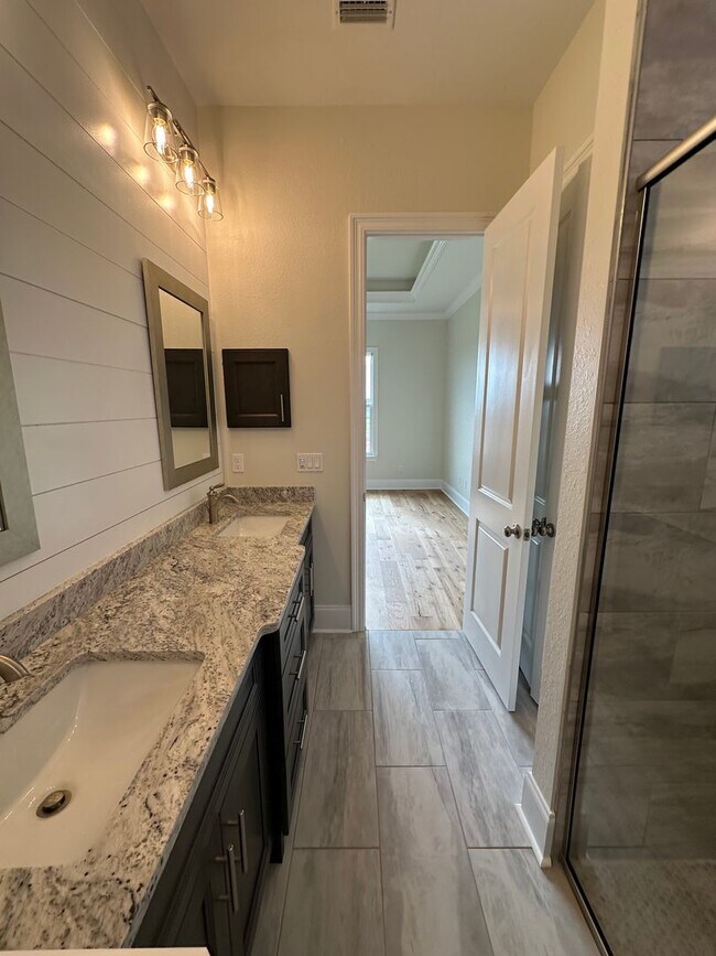 Building Photo - Gorgeous New Contsruction 3 bedroom/2 full...