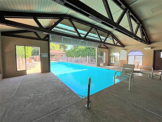 Building Photo - Two bdrm Townhome for RENT in Paradise Val...