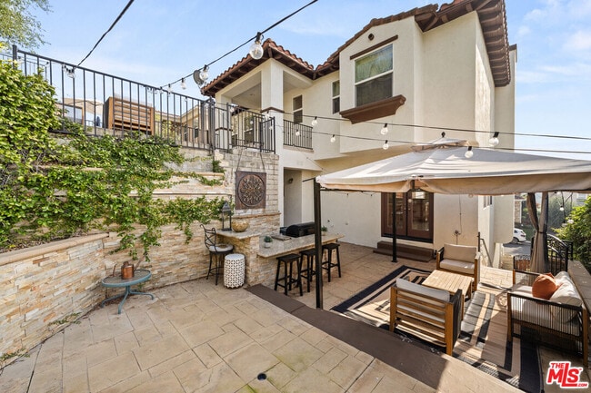 Building Photo - 657 S Ave 61