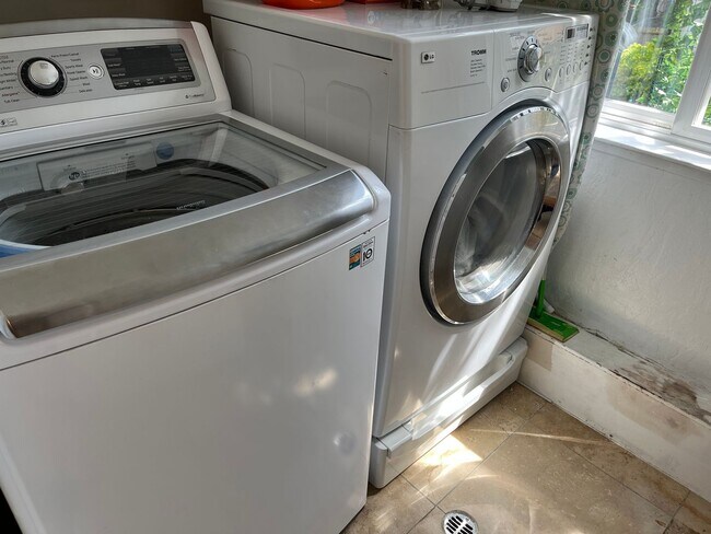 Building Photo - Amazing rare updated full floor Richmond f...