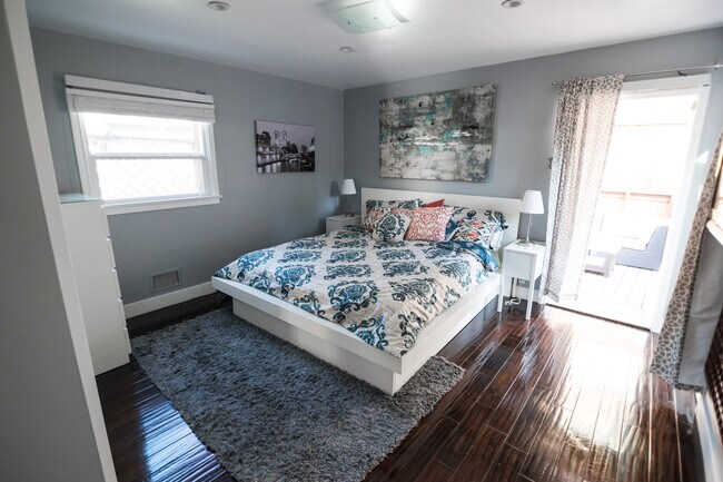 Building Photo - 920 N Beverly Glen Blvd