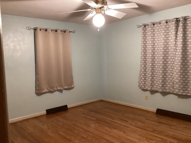 Building Photo - Roomy Updated Home in Established Neighbor...