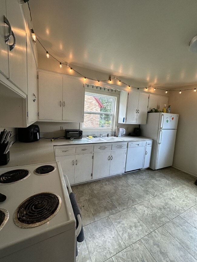 Building Photo - Exciting 3 Bed 1 & 1/2 Bath close to UWEC!
