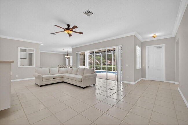Building Photo - 121 Savona Dr
