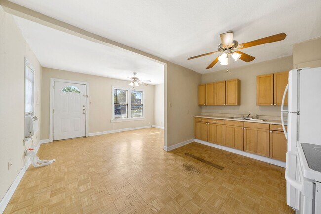 Building Photo - 313 La Manda Blvd