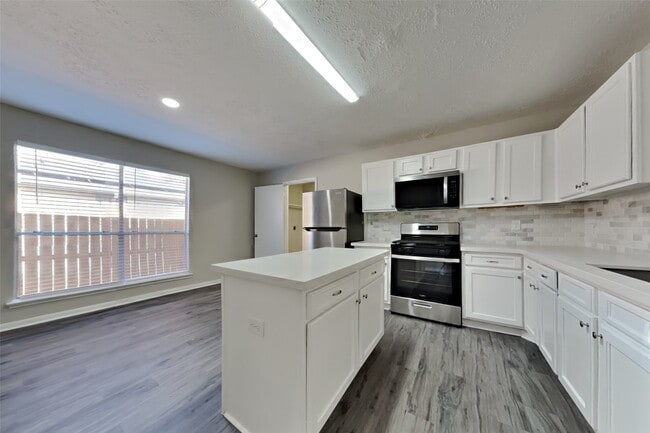 Building Photo - 28907 Sedgefield St