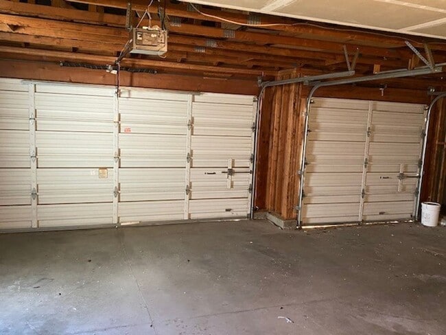Building Photo - Woodcreek Oaks area 4 bedroom.
