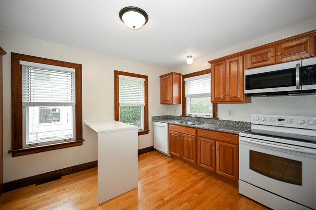 Building Photo - 387 N Montclair Ave