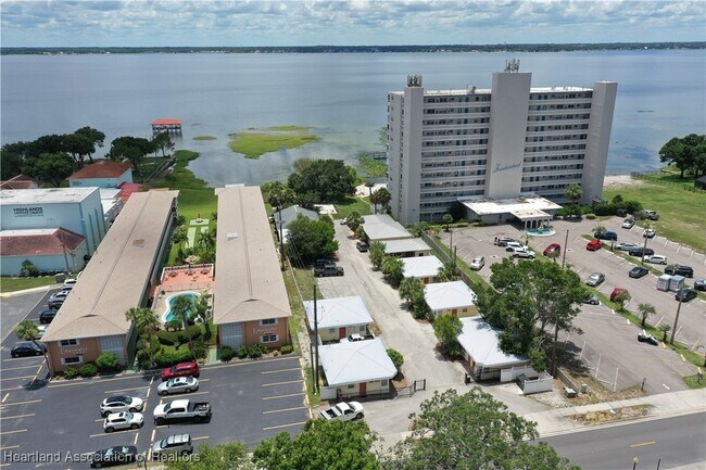 Building Photo - 2121 Lakeview Dr
