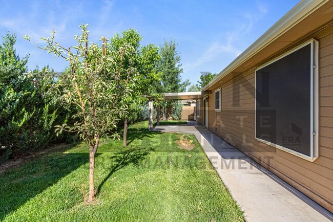 Building Photo - 668 Garnet Dr