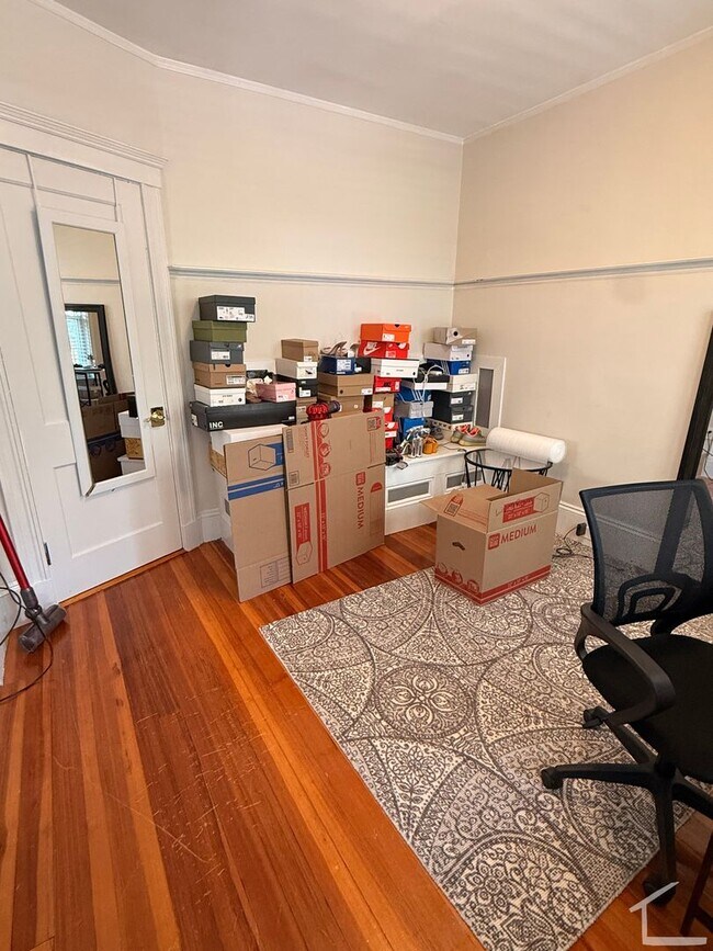 Building Photo - Beautiful, Spacious 2.5 bed in Brighton w/ Parking and Private Laundry!