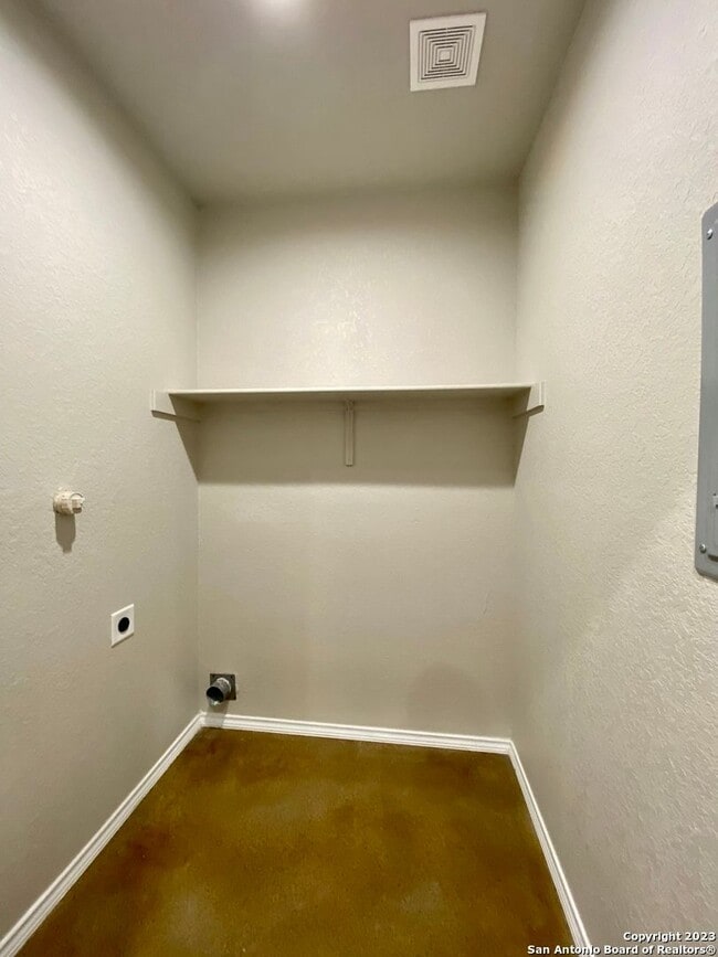 Building Photo - Come Home to Comfort & Style in Seguin!