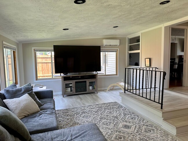 Building Photo - Beautiful house...RESERVE NOW FOR AUGUST 1...