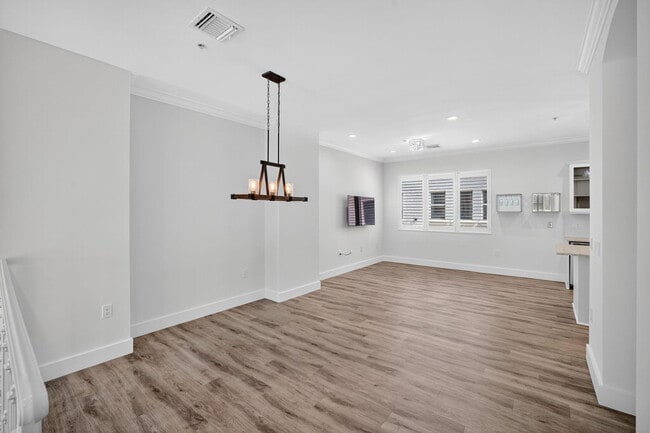 Building Photo - 508 N Birch Rd