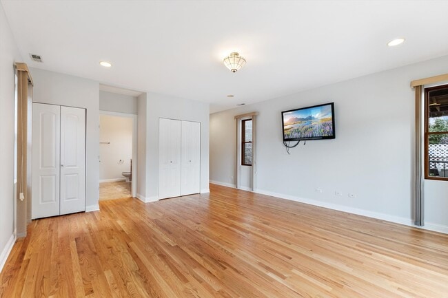 Building Photo - 516 N Claremont Ave