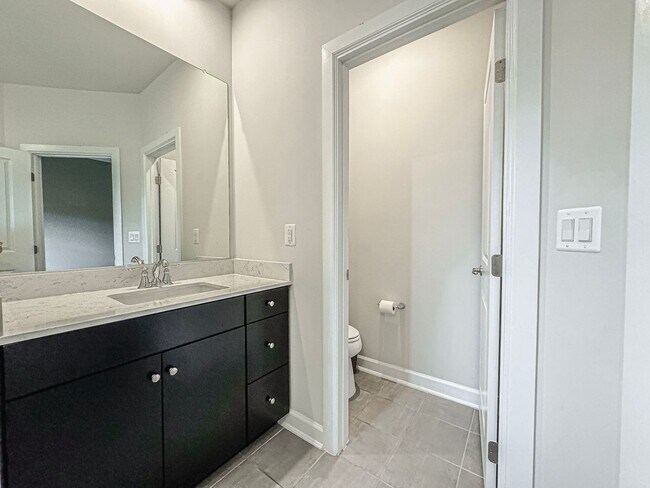 Building Photo - Stunning 3 Bed 3.5 Bath Townhome With Atta...