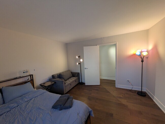 Building Photo - Newly Renovated 1-Bedroom Condo in the Hea...