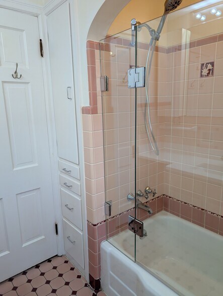 Building Photo - 6201 Lisbon Ave