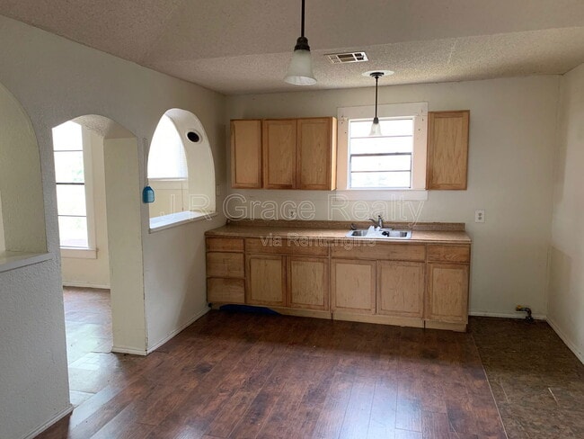 Building Photo - 1914 Webster Ave