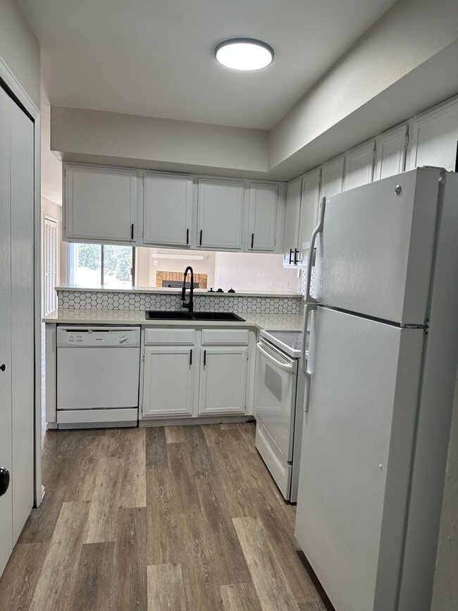 Building Photo - 5458 Fiesta Ln