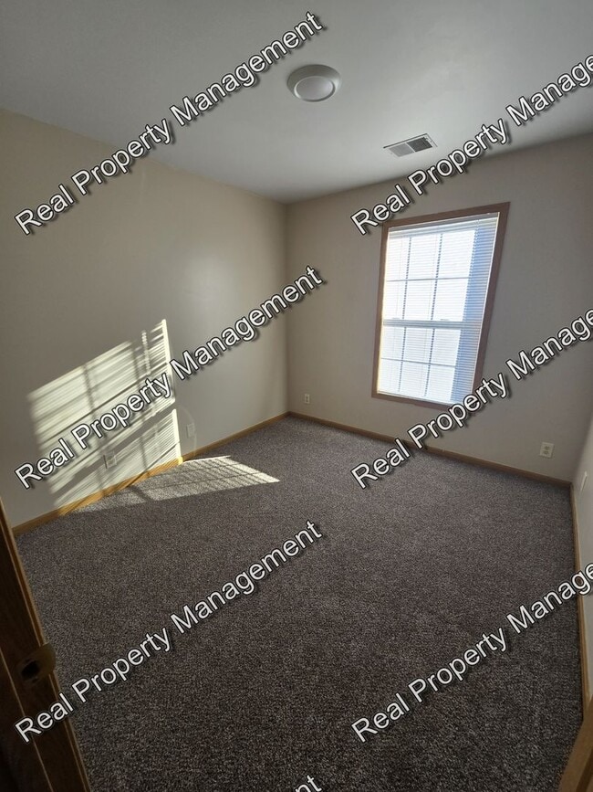 Building Photo - Updated 3 Bedroom Townhome