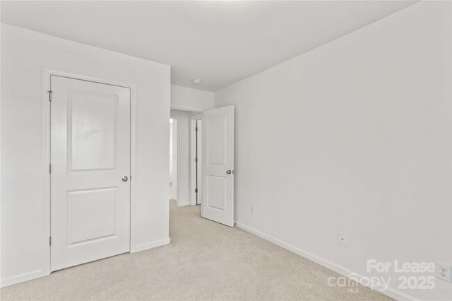 Building Photo - 129 Canada Dr