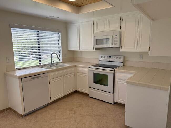 Building Photo - Perimeter location with great views - Leis...