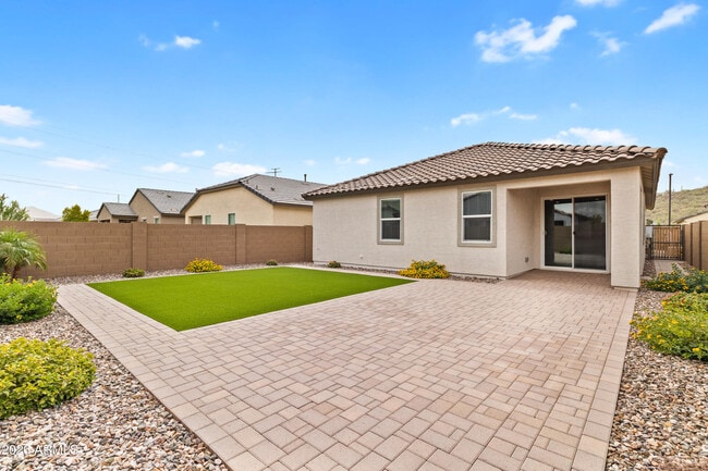 Building Photo - 3236 Juniper Cyn Dr