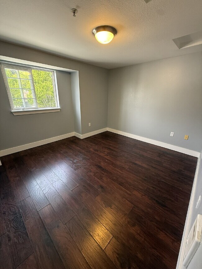 Building Photo - Charming & Spacious 1 Bedroom Condo Retreat in Renton