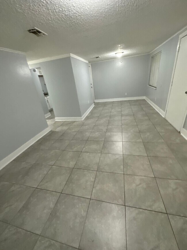 Building Photo - Fully Renovated 3/1 Single Family Available Now!