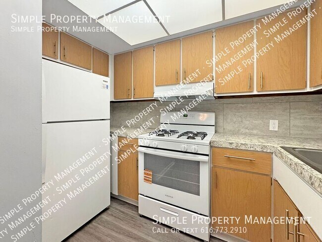 Building Photo - 1722 Diamond Ave NE
