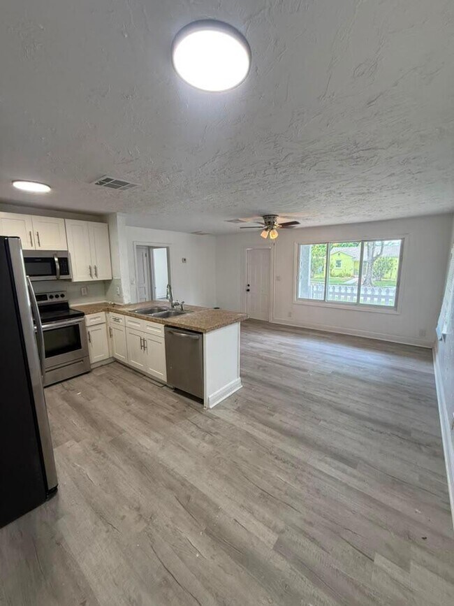 Building Photo - 933 30th Ct