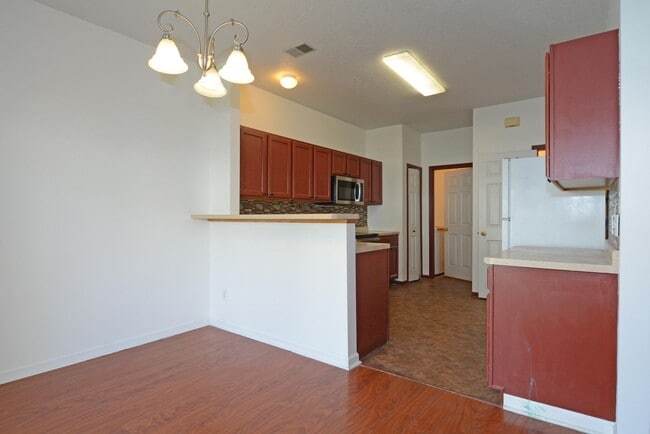 Building Photo - Beautiful 3-Bed 3-Bath Townhouse in Shakopee - Available Now!
