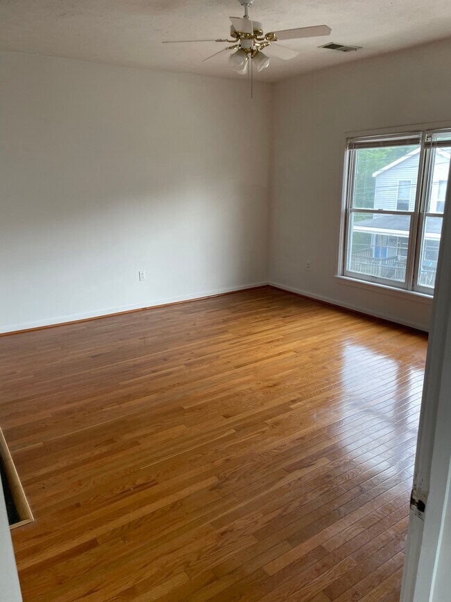 Building Photo - 127 Montmullin St