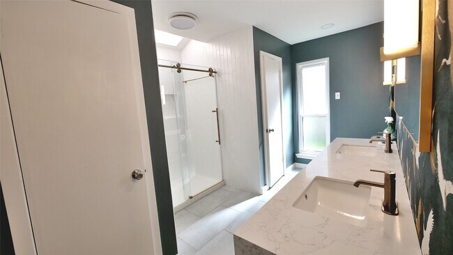 Building Photo - 12800 Briar Forest Dr