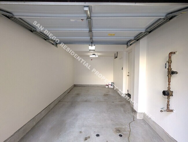 Building Photo - 16934 Laurel Hill Ln