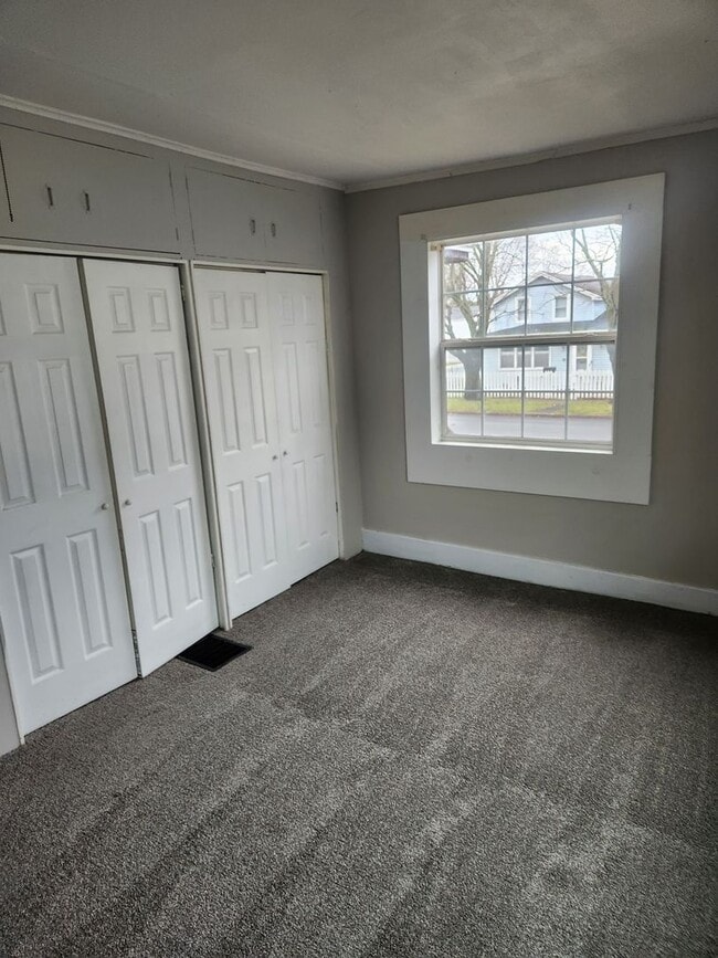 Building Photo - Great 4 bdrm Family Home!!! New carpet & paint!!