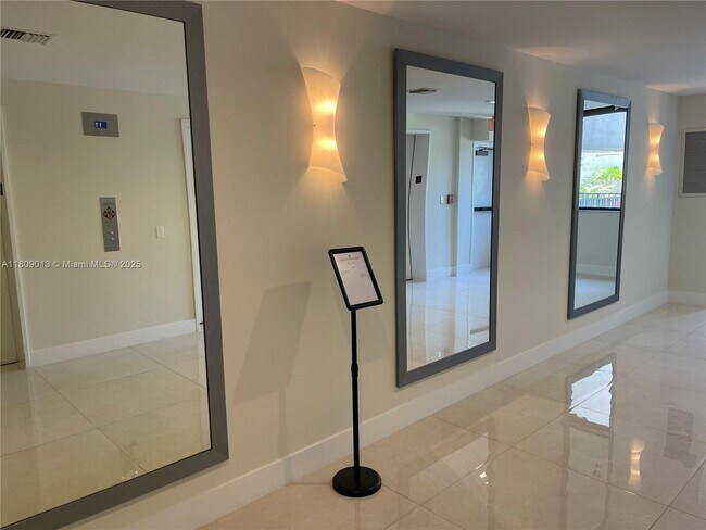 Building Photo - 540 Brickell Key Dr