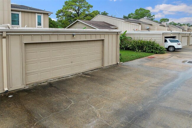 Building Photo - 2387 Crescent Park Dr