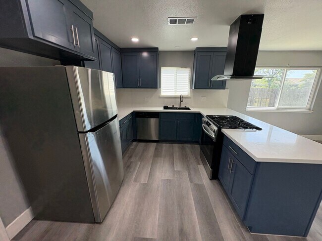 Building Photo - Solar equipped Lemoore home Available Now!