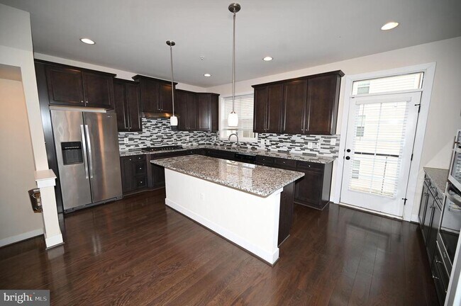 Building Photo - 2413 Glenallan Ave