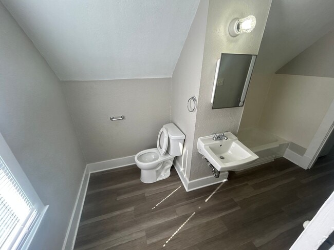 Building Photo - Highly walkable upstairs duplex