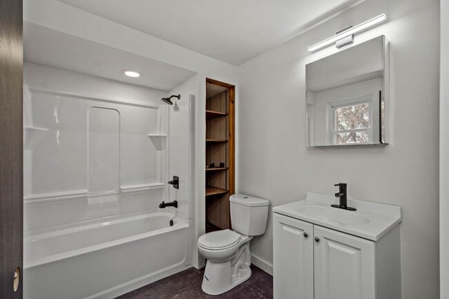 Building Photo - AVAILABLE MAY 1ST!! STUNNING 3 BEDROOM, MUST SEE!