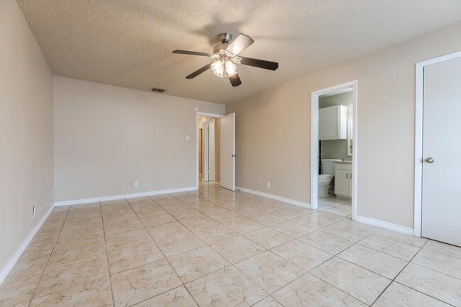 Building Photo - 9402 Valley Ridge